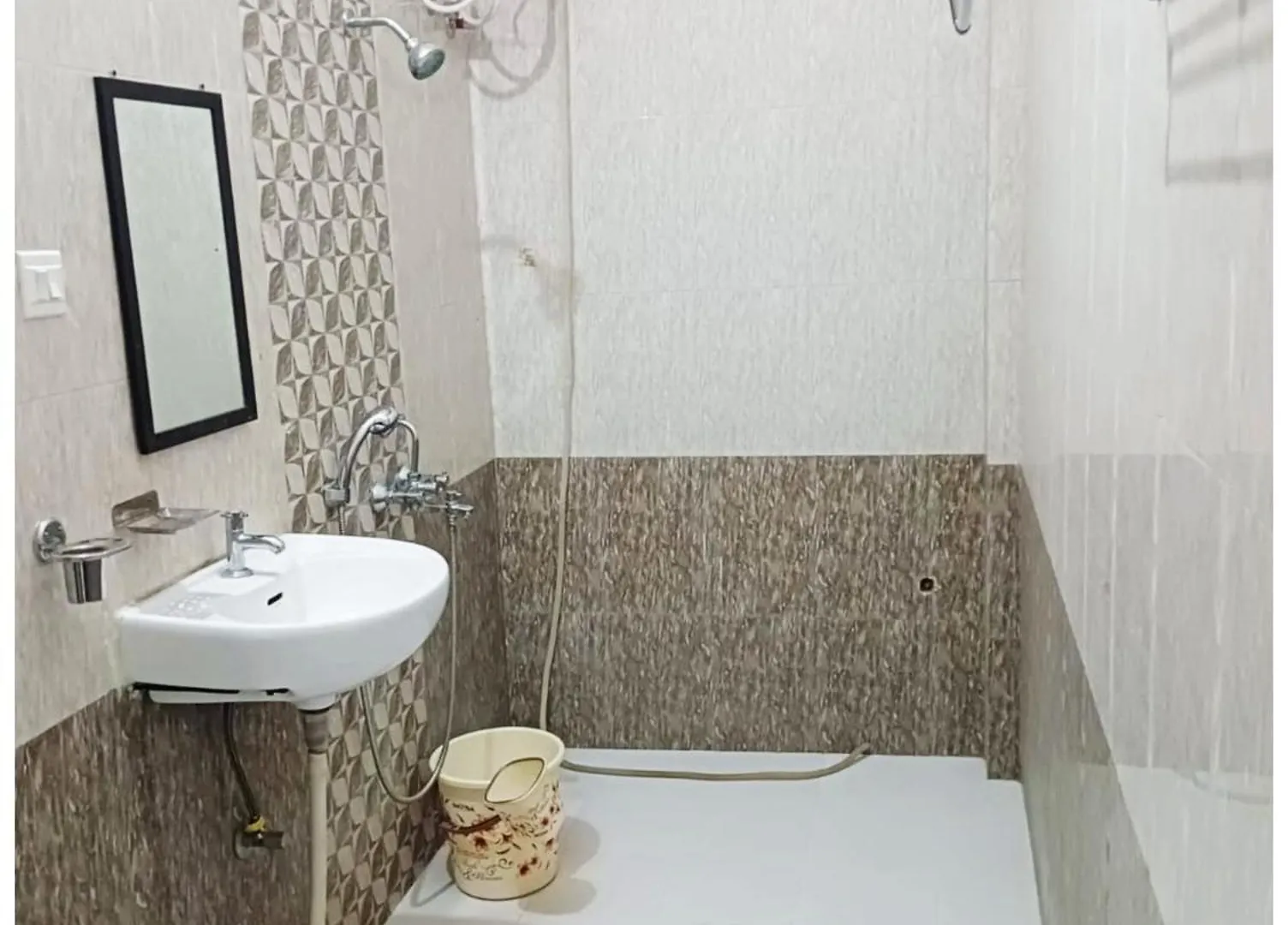 Varanasi Hotel # Varuna Stay Varanasi Near Varuna River And Kashi Vishwanath Temple -Restaurant & Parking Facilities Wifi Service - A Premium Hotel In Varanasi