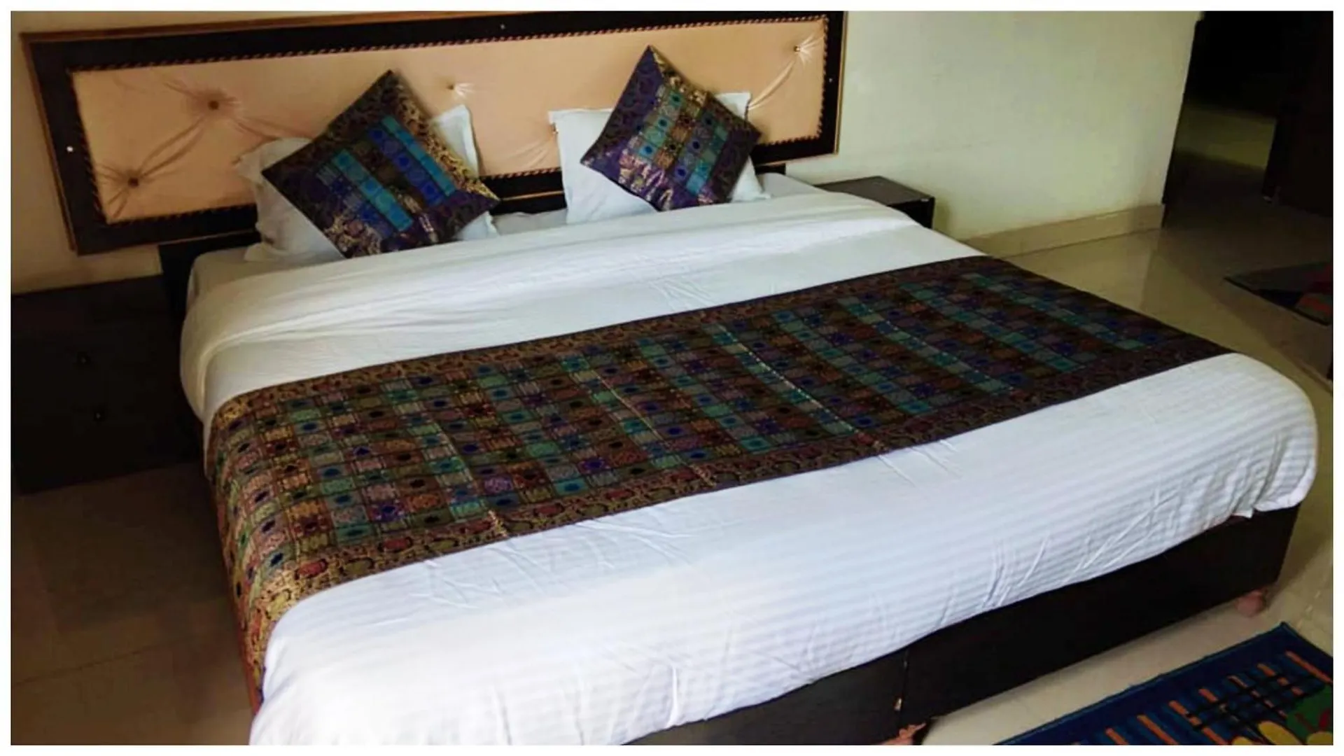 Varanasi Hotel # Varuna Stay Varanasi Near Varuna River And Kashi Vishwanath Temple -Restaurant & Parking Facilities Wifi Service - A Premium Hotel In Varanasi