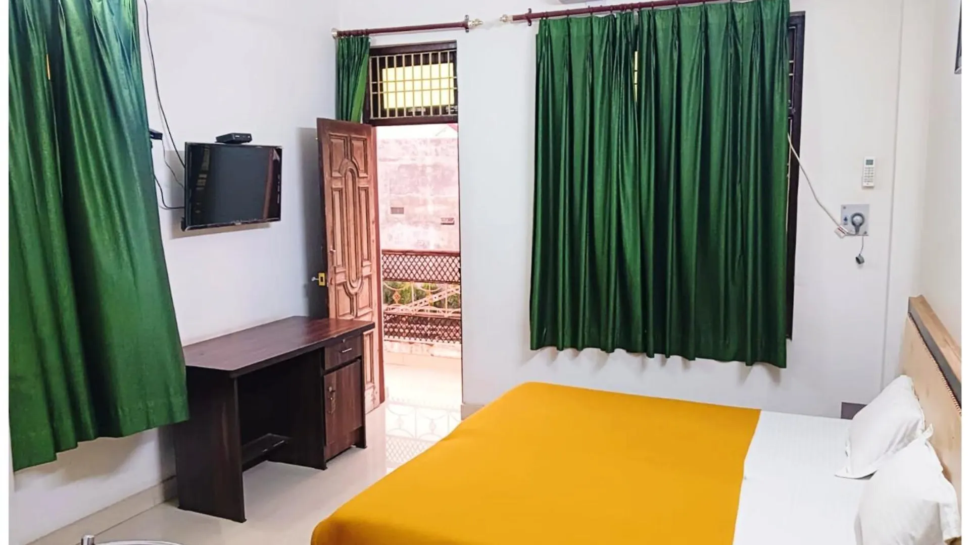 Varanasi Hotel # Varuna Stay Varanasi Near Varuna River And Kashi Vishwanath Temple -Restaurant & Parking Facilities Wifi Service - A Premium Hotel In Varanasi